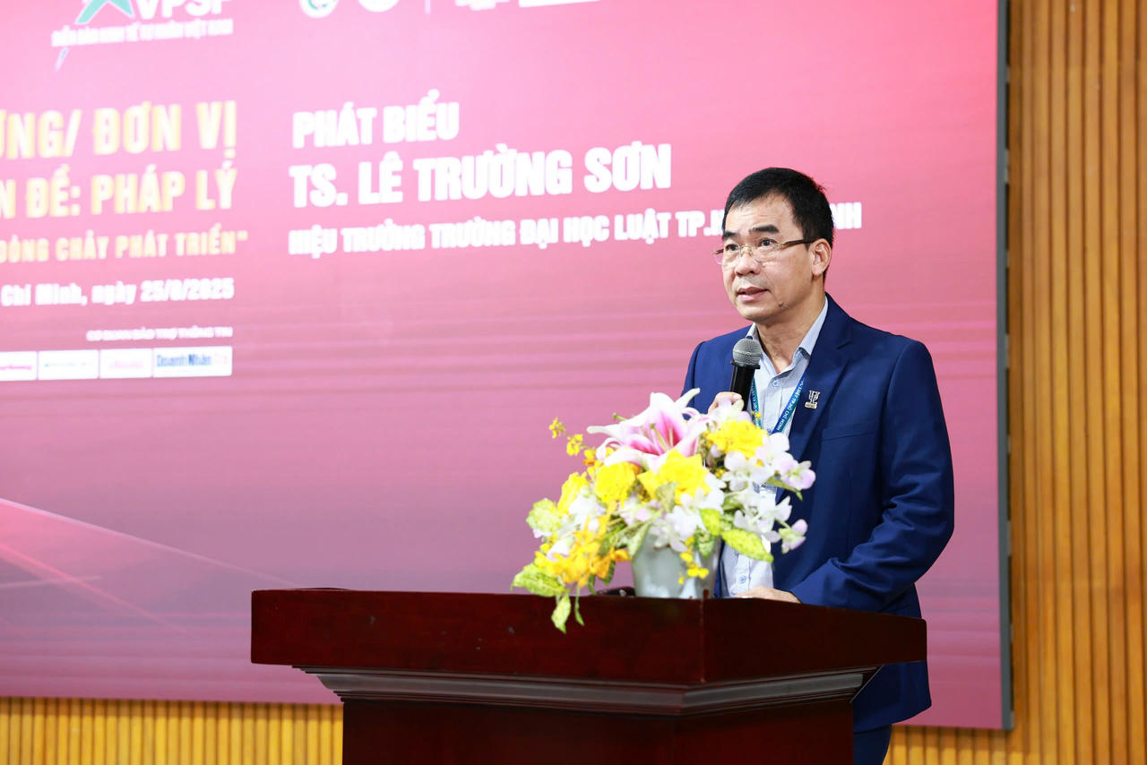 Tiến sĩ Lê Trường Sơn - Hiệu trưởng Trường Đại học Luật TP HCM phát biểu khai mạc hội thảo.