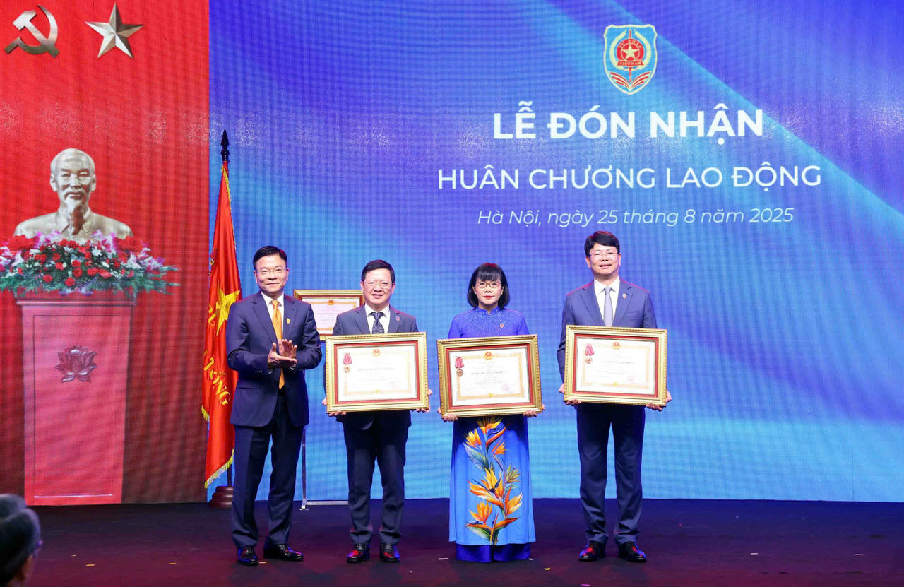 Phó Thủ tướng Chính phủ Lê Thành Long trao Huân chương Lao động hạng Ba cho các Thứ trưởng Bộ Tư pháp: Nguyễn Thanh Tịnh, Đặng Hoàng Oanh và Mai Lương Khôi. 