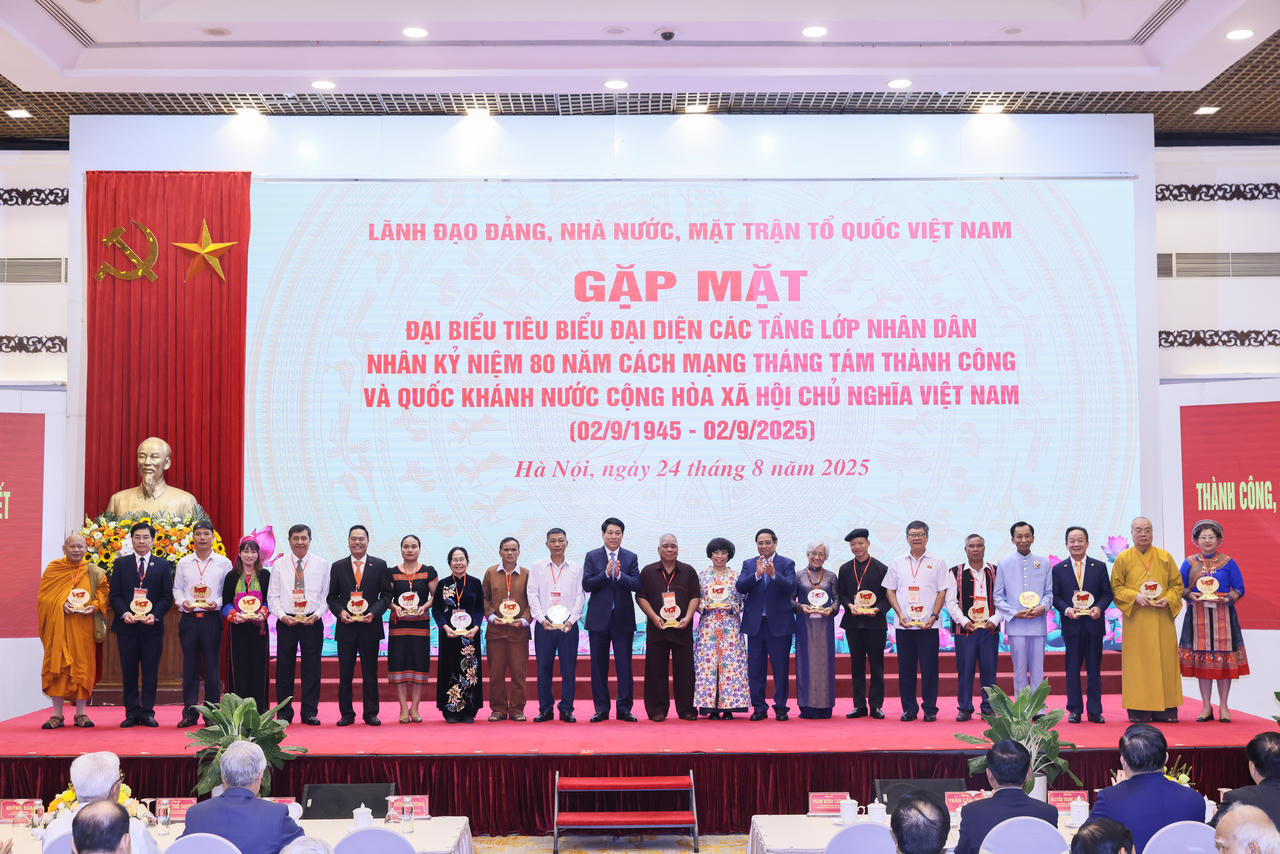 Lãnh đạo Đảng, Nhà nước trao tặng biểu trưng kỷ niệm và quà cho doanh nhân Đỗ Quang Hiển (thứ 3 từ bên phải qua) cùng các đại biểu vì đã có những thành tích xuất sắc trong công tác an sinh xã hội, hỗ trợ cộng đồng.