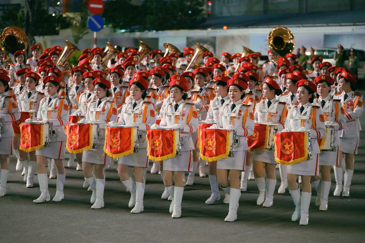 Phía sau những bước chân tưởng chừng nhẹ nhàng là sự tập luyện vất vả, các chiến sĩ mang trống, kèn nặng 10-19 kg phải nỗ lực hơn nhiều để giữ bước đi đúng nhịp.
