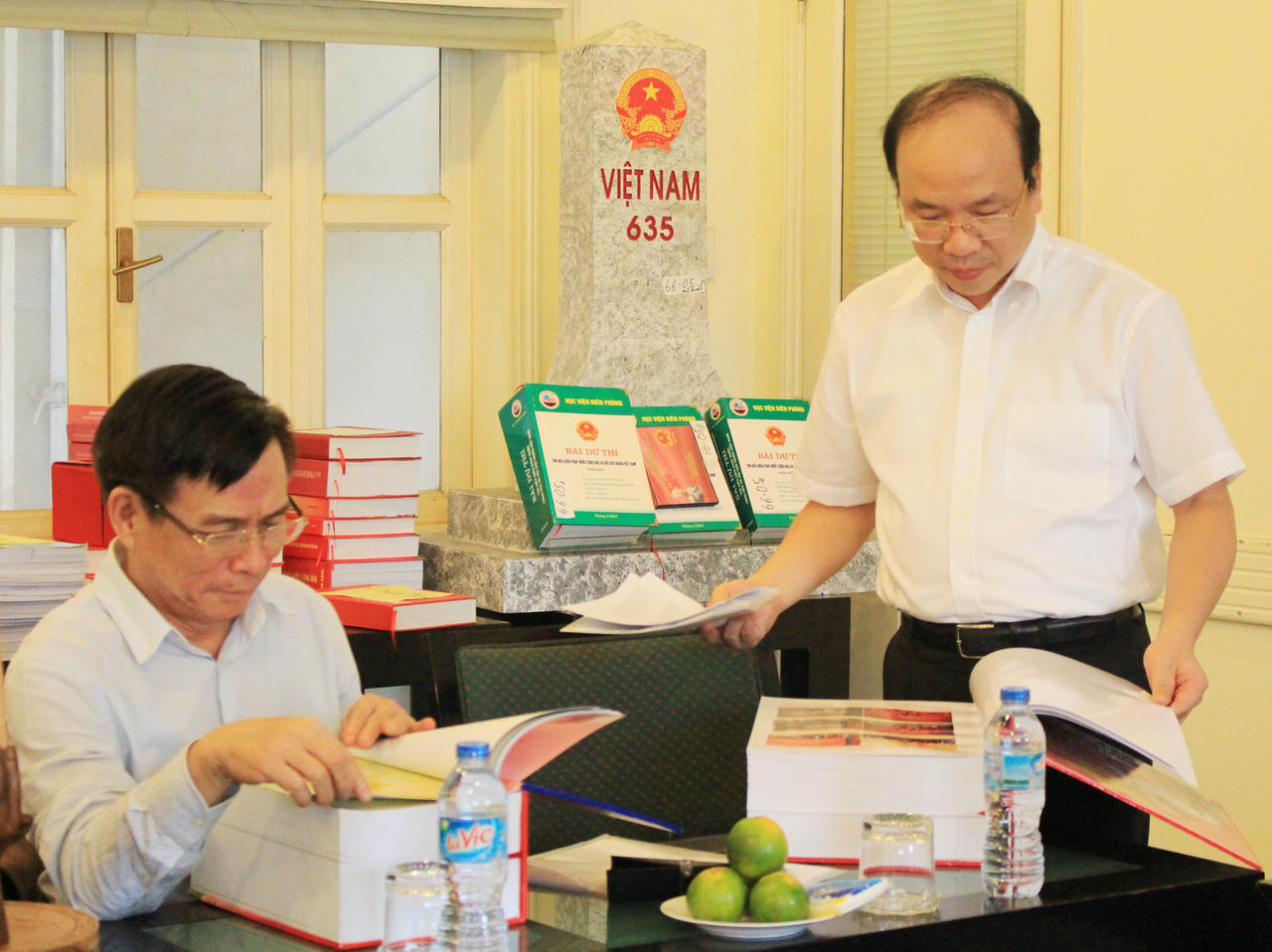 Chủ tịch Viện Hàn lâm Khoa học xã hội Việt Nam Phan Chí Hiếu khi còn là Thứ trưởng Bộ Tư pháp, cùng với nguyên Thứ trưởng Bộ Tư pháp Hoàng Thế Liên chấm các bài dự thi Cuộc thi tìm hiểu về Hiến pháp nước CHXHCN Việt Nam vào năm 2015 ( Ảnh: Hồng Thúy)