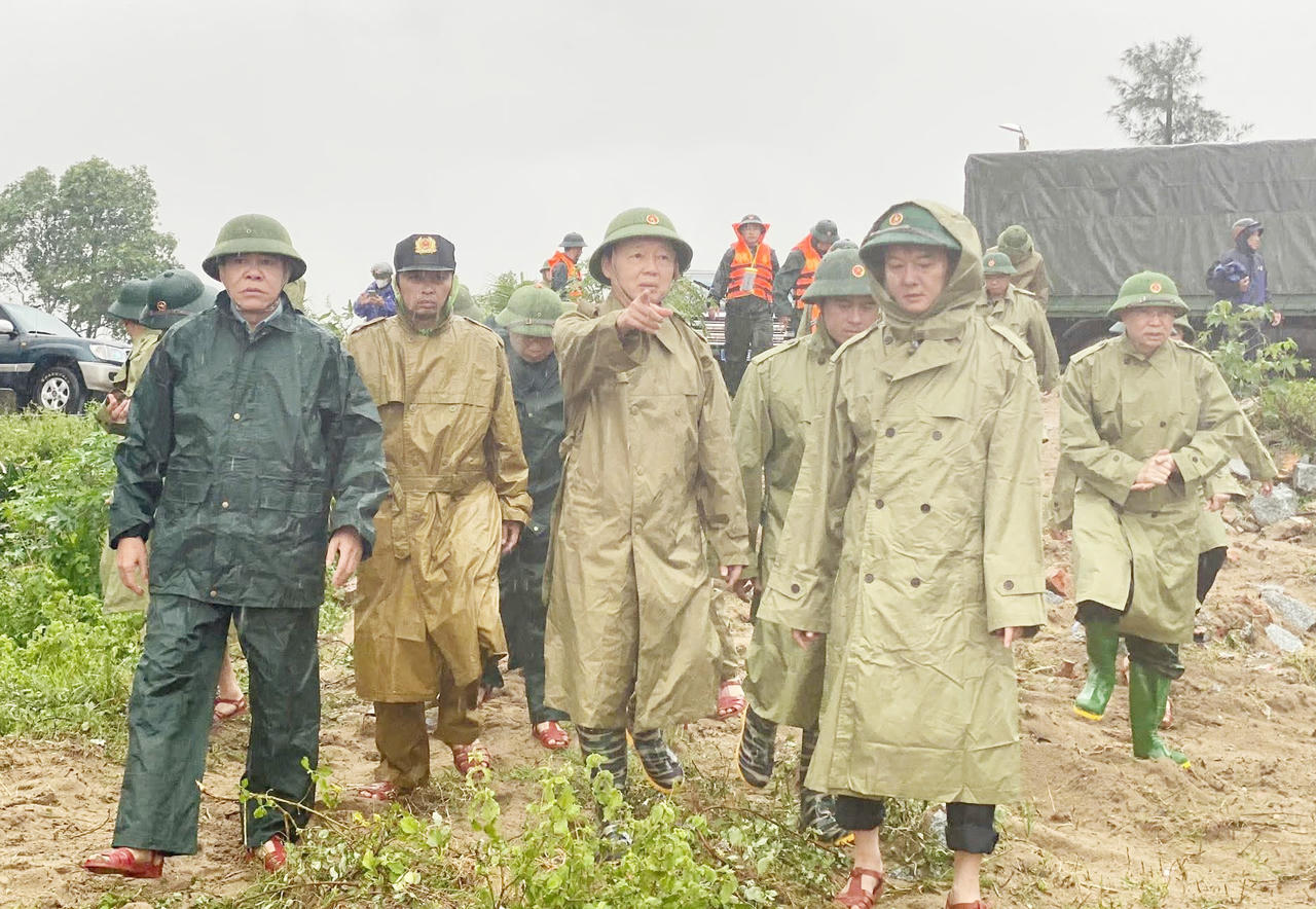 Phó Thủ tướng Chính phủ Trần Hồng Hà trực tiếp kiểm tra công tác phòng, chống bão số 5 tại Hà Tĩnh.