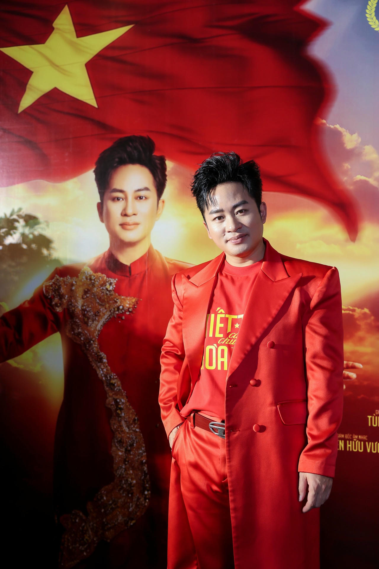 Ca sĩ Tùng Dương kể câu chuyện từ chiến tranh đến hòa bình, lay động và chạm tới các bạn trẻ. (Ảnh: Mạnh Nguyễn)