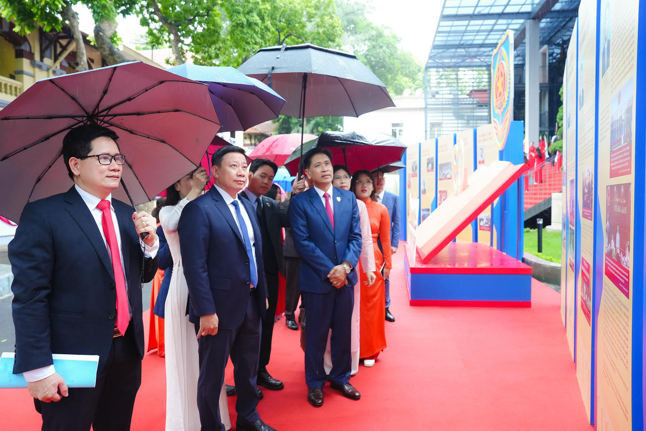 Bộ trưởng Bộ Tư pháp Lào tham quan khu trưng bày. (Ảnh: Triệu Oanh)