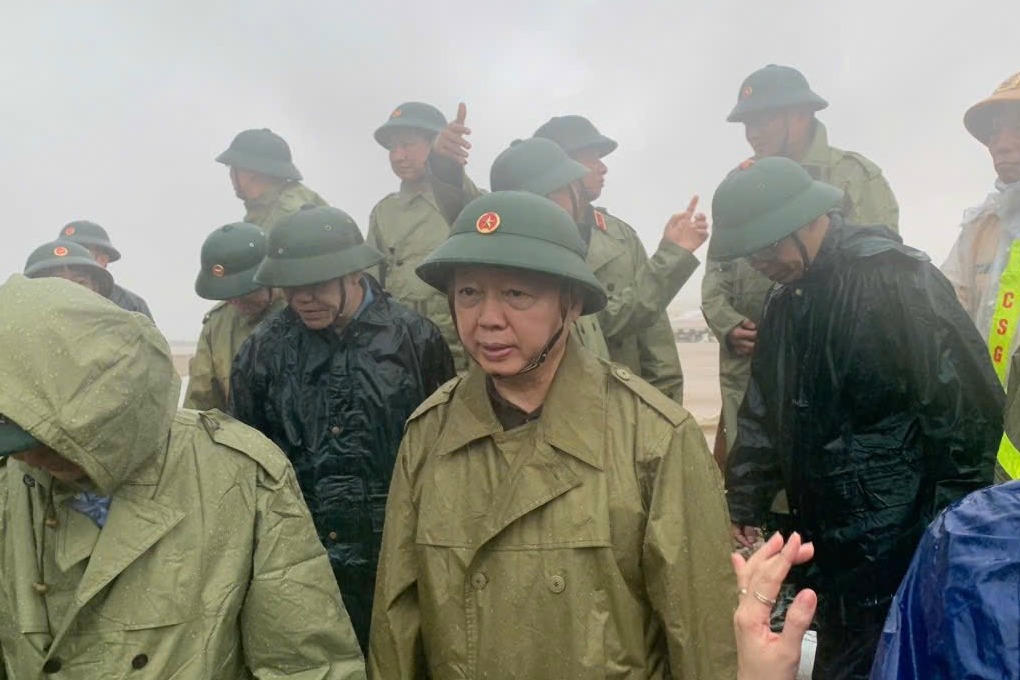 Phó Thủ tướng Chính phủ Trần Hồng Hà kiểm tra đê biển xung yếu ở Hà Tĩnh