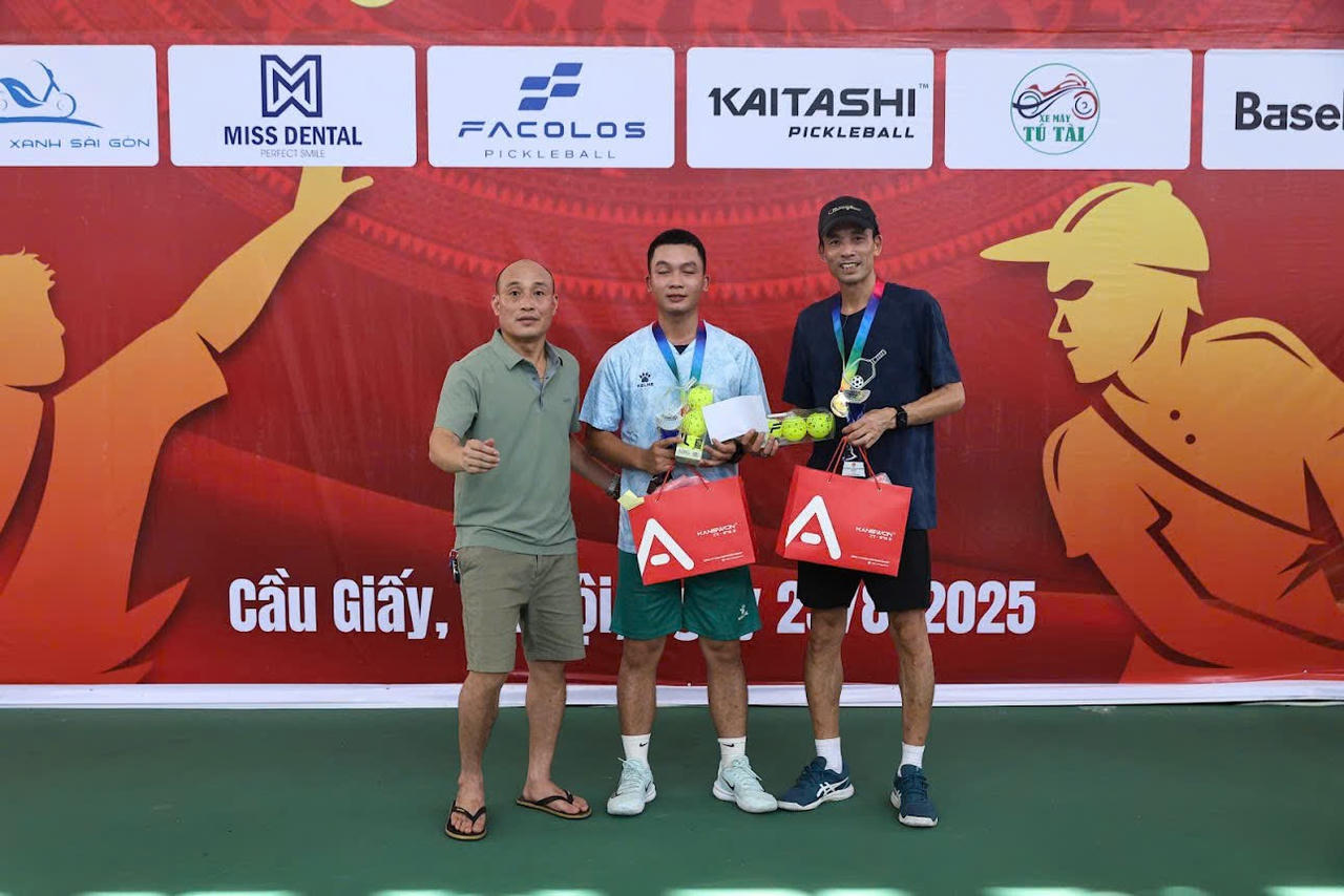 Giải Nhì đôi nam thuộc về đôi Văn Hùng – Tú Hồng.