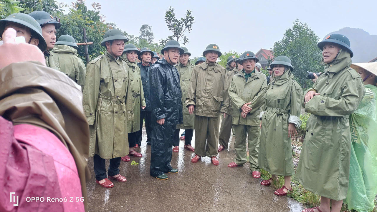 Ông Trần Phong - Chủ tịch UBND tỉnh cùng các sở, ban, ngành và lực lượng Biên phòng kiểm tra công tác ứng phó bão số 5 trên tuyến biên giới.