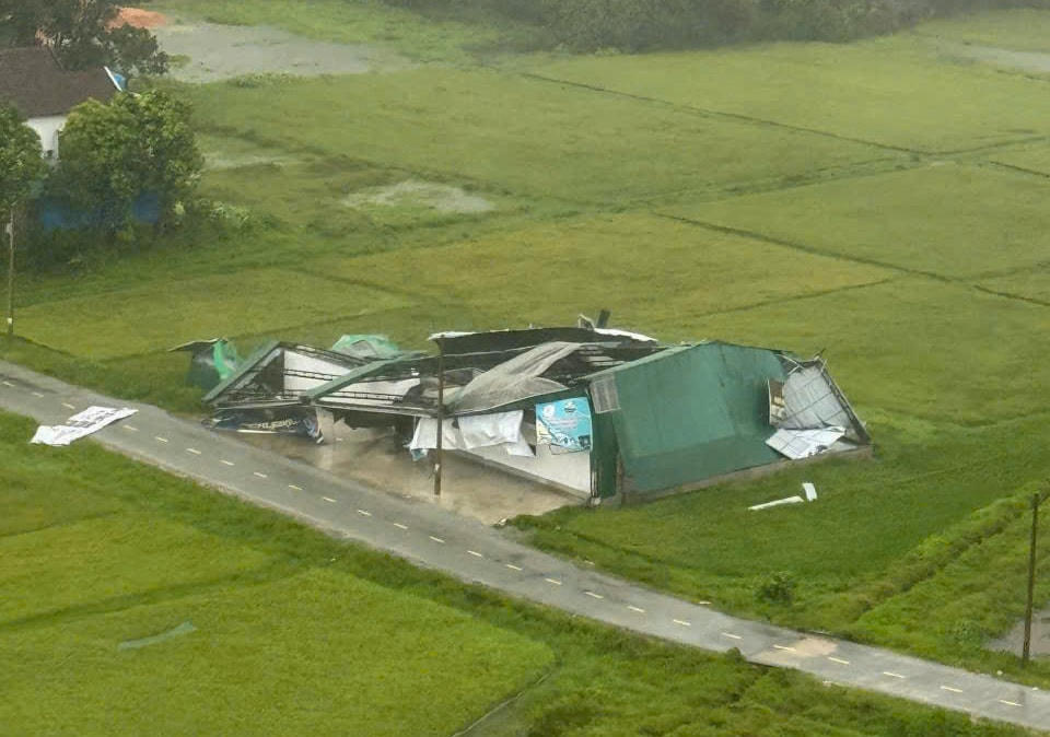 Sân thể thao được xây dựng ở phường Thành Sen, tỉnh Hà Tĩnh bị bão số 5 quật đổ sập. Ảnh: CTV