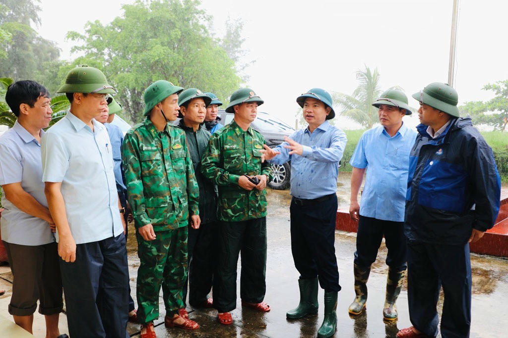 Ông Trương Quốc Huy - Bí thư Tỉnh ủy Ninh Bình cùng đoàn công tác kiểm tra công tác ứng phó với bão số 5 tại Trạm Kiểm soát Biên phòng Cồn Nổi ( Kim Đông) (Ảnh: Hồng Giang)