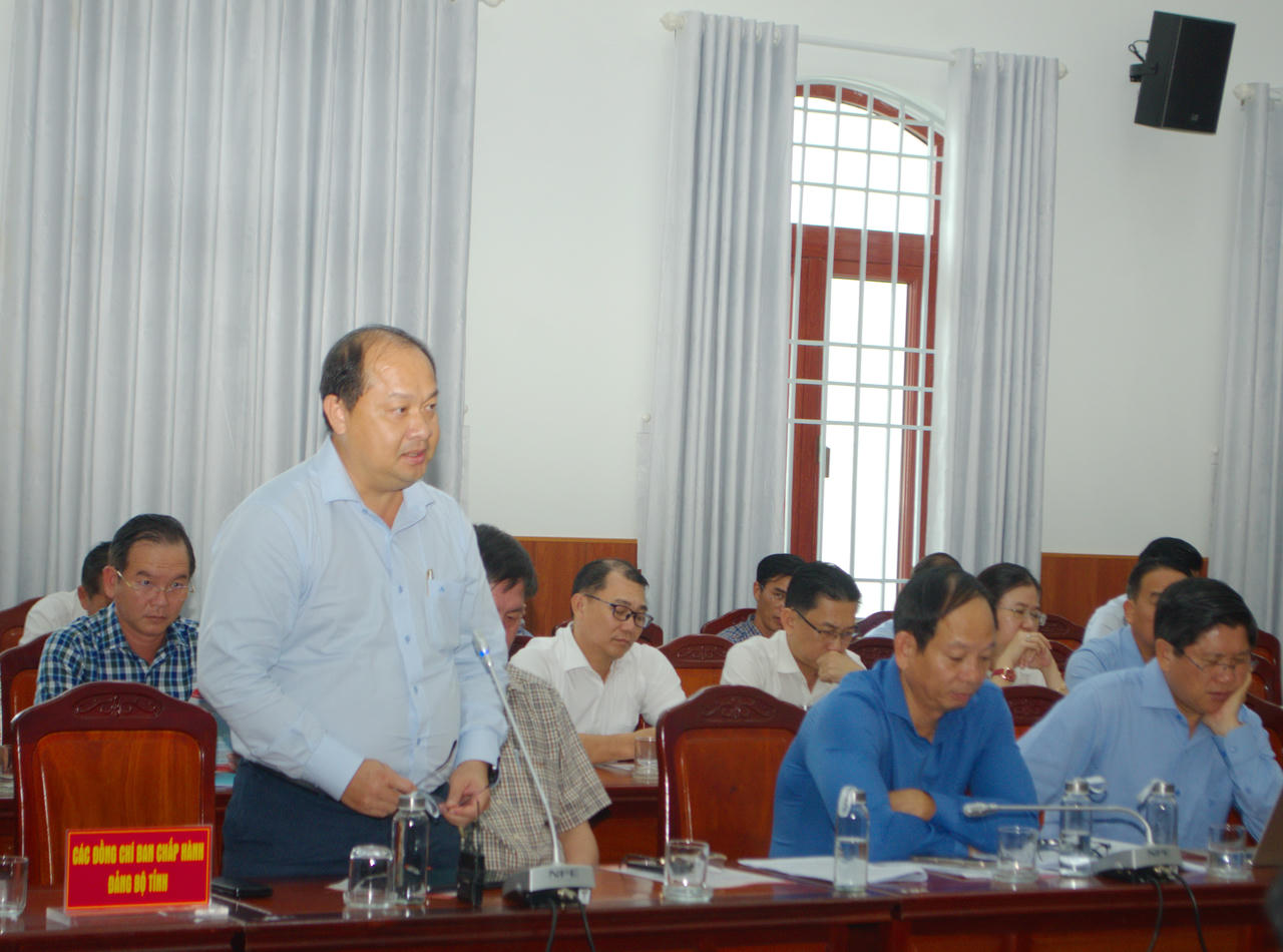 Ông Nguyễn Phương Bắc - Giám đốc Sở Khoa học và Công nghệ Cà Mau, góp ý Văn kiện Đại hội tại Hội thảo.