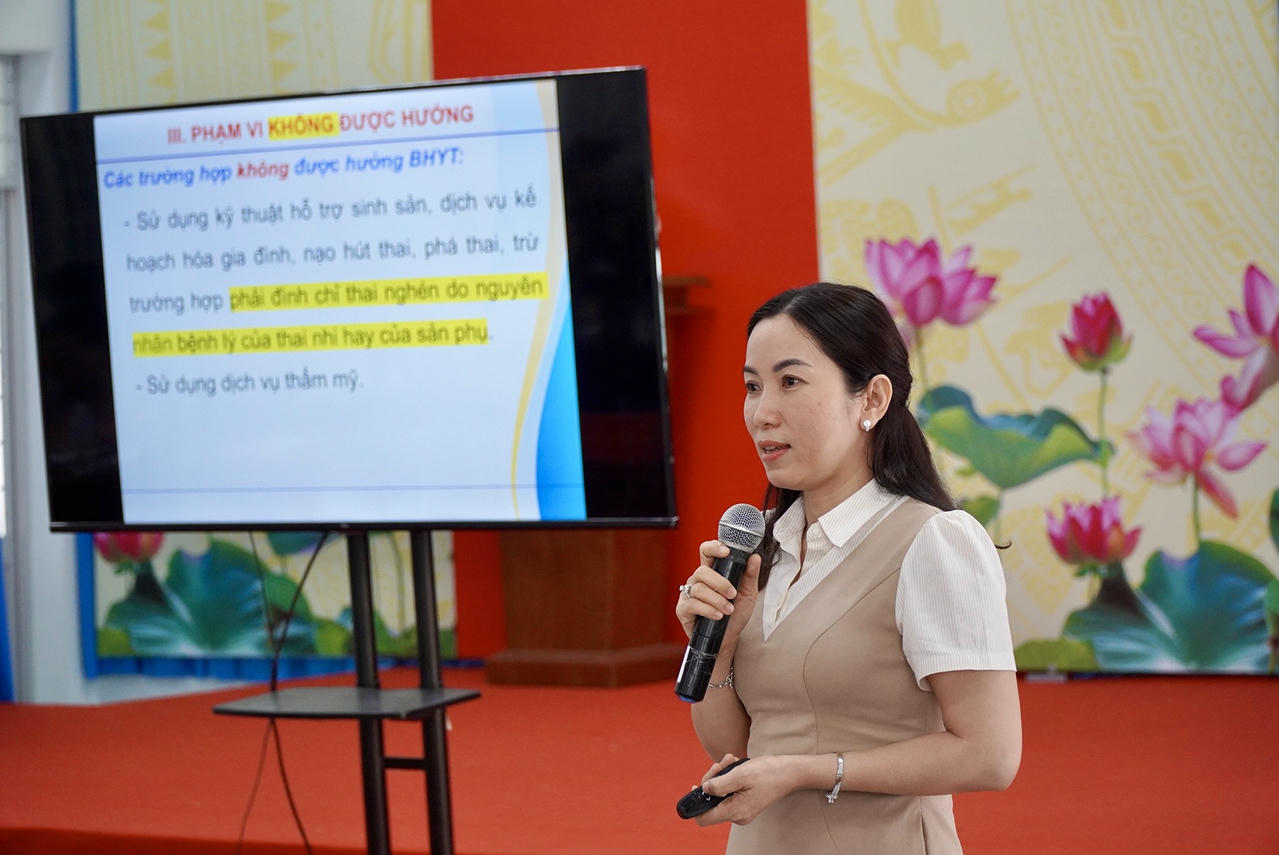 Bà Đặng Thị Ngọc Chi - Phó Trưởng Phòng Chế độ BHYT thông tin về các chế độ BHYT. Ảnh: Kim Ngân