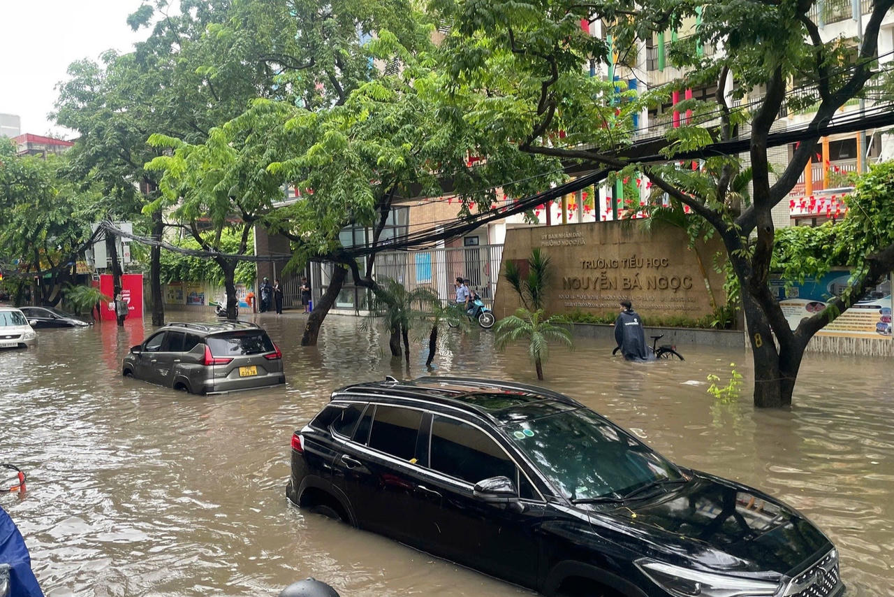Ứng phó linh hoạt của thầy cô Hà Nội khi đường đến trường bỗng "hóa thành sông"