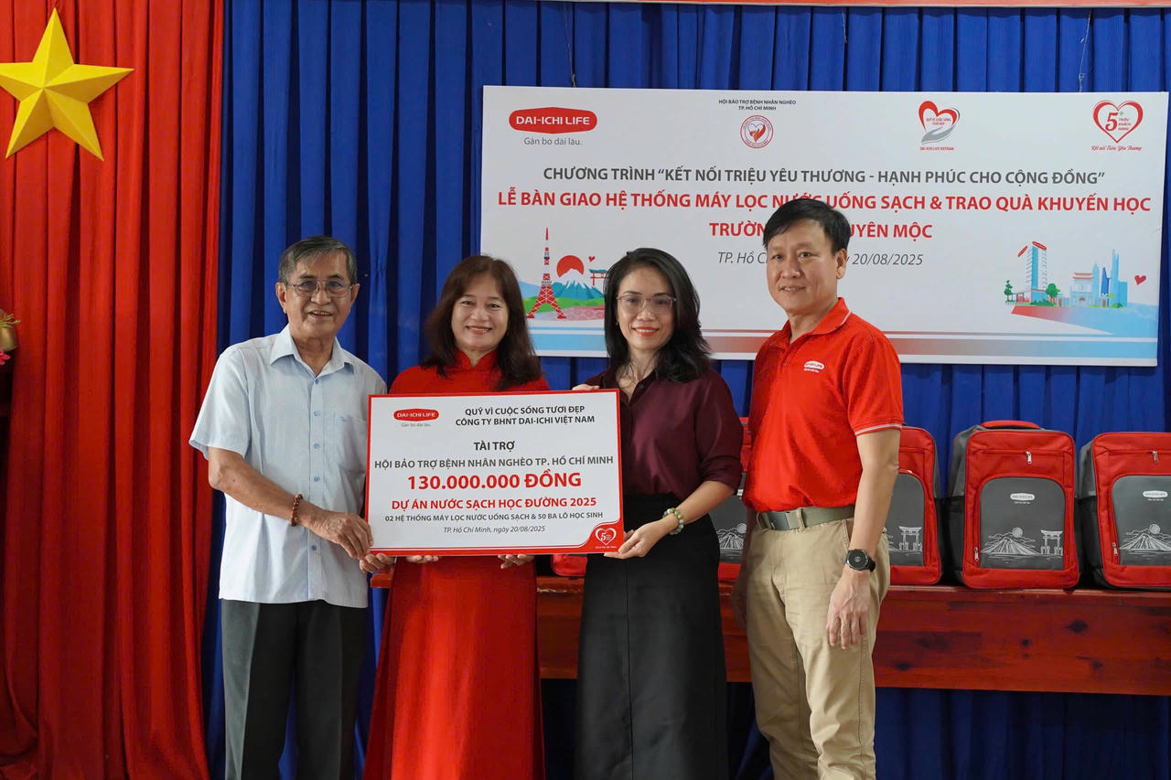 Dai-ichi Life Việt Nam tài trợ hệ thống máy lọc nước uống sạch và quà khuyến học cho trường học tại Xã Xuyên Mộc