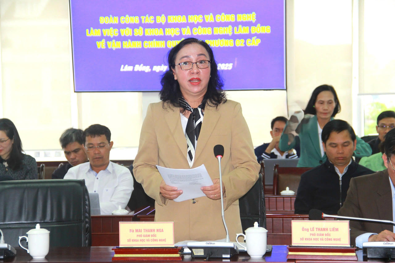 Bà Mai Thanh Nga, Phó Giám đốc Sở KH&CN tỉnh Lâm Đồng báo cáo với Đoàn công tác của Bộ KH&CN về tình hình vận hành mô hình chính quyền hai cấp tại địa phương (Ảnh: Bộ KH&CN)