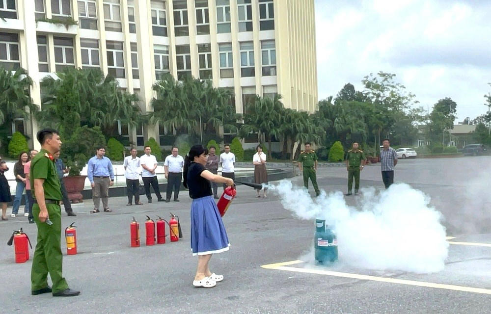 Cảnh sát PCCC&CNCH tổ chức tuyên truyền, hướng dẫn kỹ năng phòng cháy, thoát nạn cho người dân.