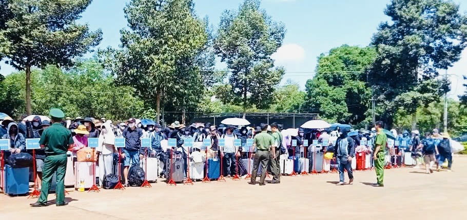 Hơn 350 công dân Việt Nam được Campuchia bàn giao, tiếp nhận ngày 8/8/2025. Ảnh: CACC