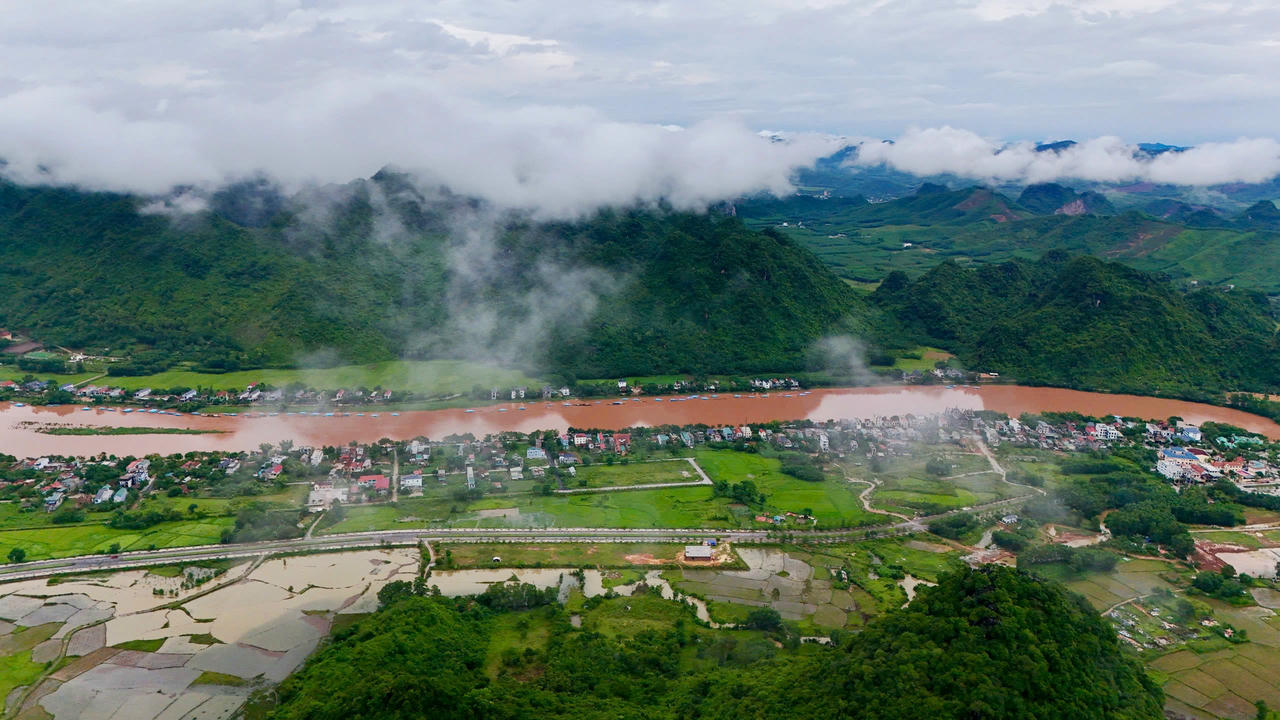 Đôi bờ sông Son là làng quên yên bình, thơ mộng. Ảnh: Lê Lưu Dũng