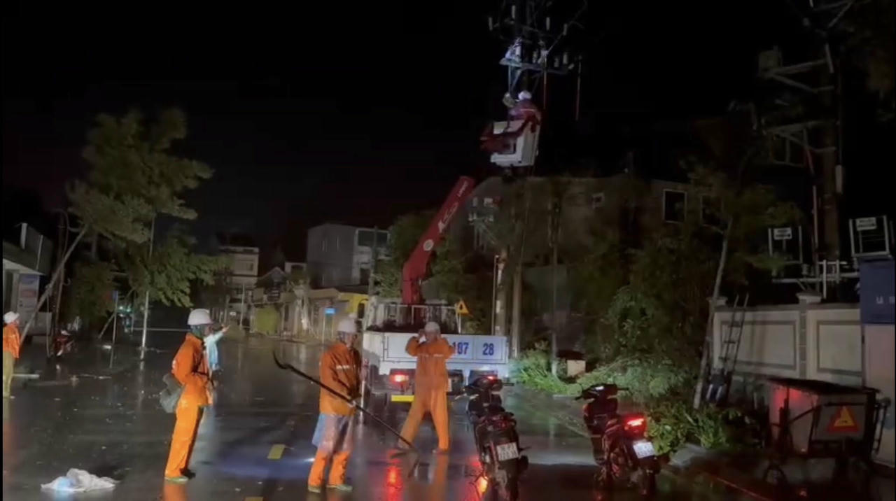 Thợ điện EVNNPC trắng đêm khôi phục lưới điện sau bão số 5