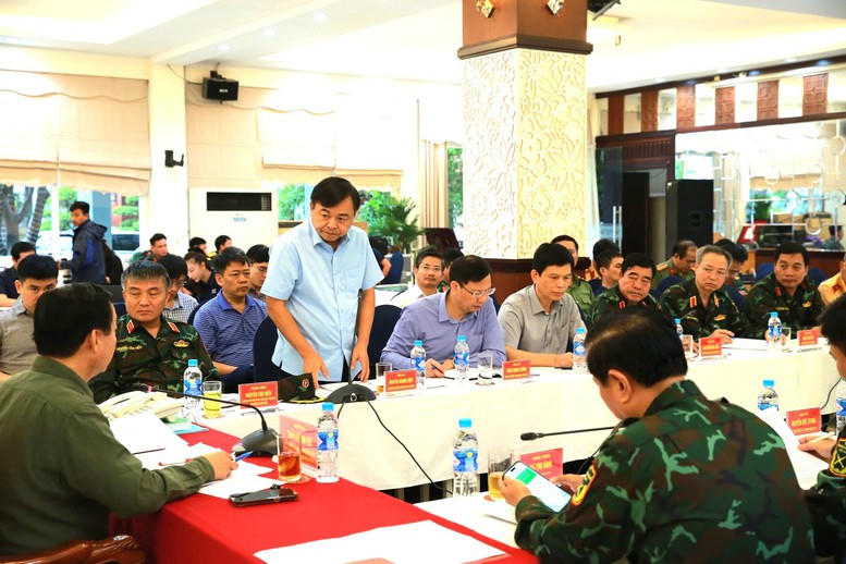 Thứ trưởng Bộ NNMT Nguyễn Hoàng Hiệp báo cáo tại cuộc họp.