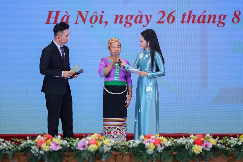 Bà Ngân Thị Hà, hộ nghèo dân tộc Thái tại Lào Cai, đại diện cho các gia đình trong diện được hỗ trợ trên cả nước, chia sẻ cảm xúc tại Hội nghị - Ảnh: VGP/Nhật Bắc