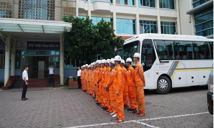 Điện lực Quảng Ninh chi viện Hà Tĩnh khắc phục sự cố lưới điện sau bão số 5