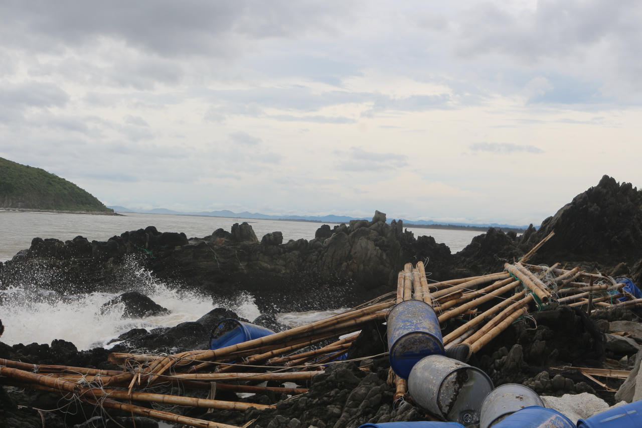 Lồng bè bị sóng đánh dạt vào vách đá dựng đứng, nhiều bộ phận gãy nát, hư hỏng.