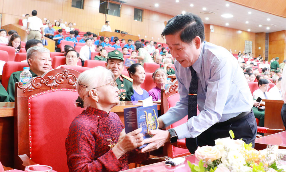 Ông Nguyễn Văn Gấu, Bí thư Tỉnh ủy tặng quà Mẹ Việt Nam Anh hùng Trần Thị Căn. (Ảnh: Báo Bắc Ninh)