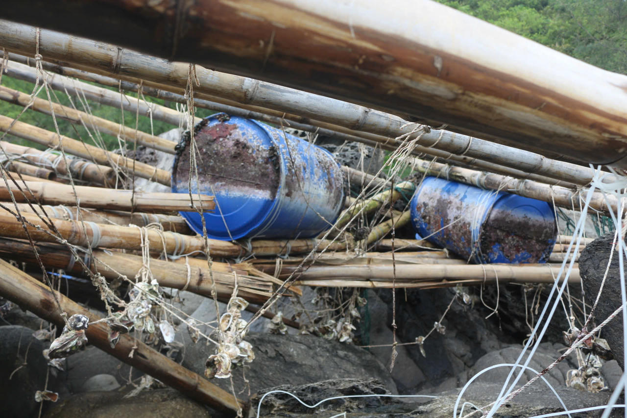 Chùm ảnh: Lồng bè cá tan hoang trên ghềnh đá sau bão số 5, cảnh tượng xót xa ở Quảng Trị