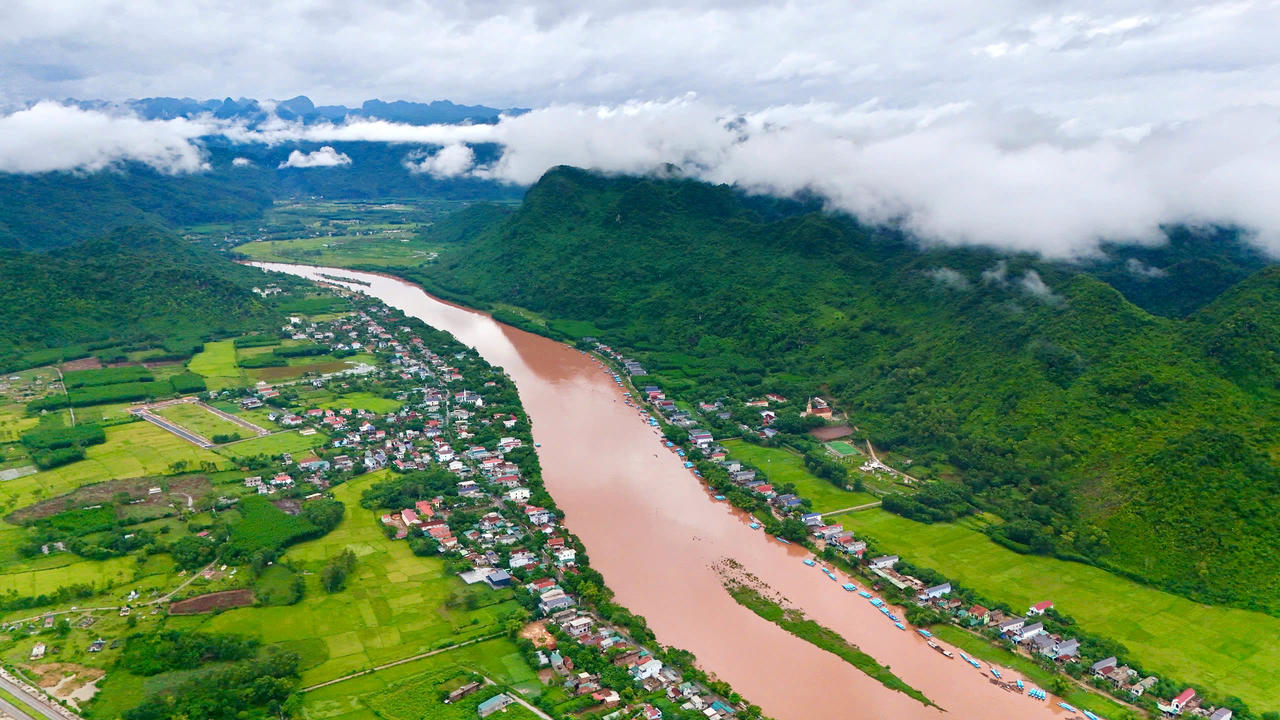 Dòng Son đang chở nặng phù sa, như người con từ núi rừng di sản đang cất lên lời tự tình mạnh mẽ. Ảnh: Lê Lưu Dũng