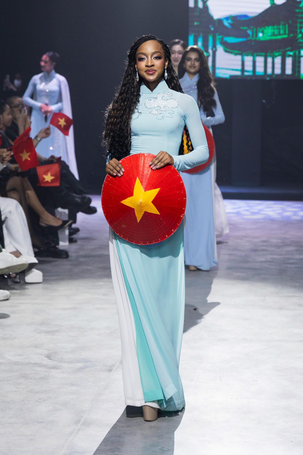 Hoa hậu Phương Linh và dàn Hoa hậu quốc tế trình diễn áo dài mừng lễ 2/9