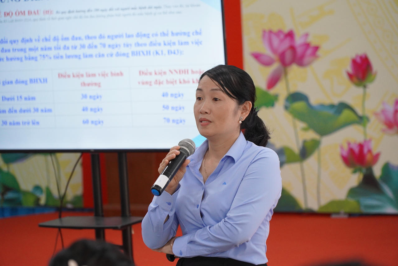 Bà Nguyễn Hoàng Hoa - Trưởng Phòng Chế độ BHXH thông tin về những điểm mới trong Luật BHXH số 41/2024/QH15. Ảnh: Kim Ngân