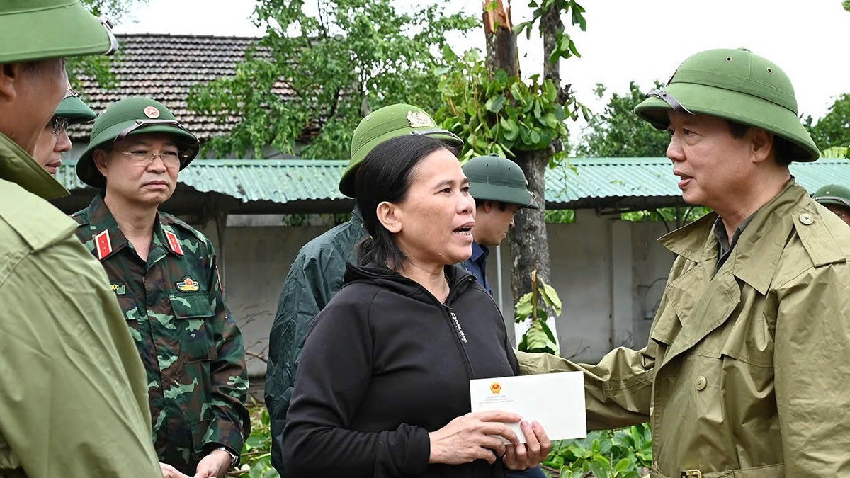 Phó Thủ tướng Trần Hồng Hà thăm hỏi, động viên người dân Hà Tĩnh sau bão số 5
