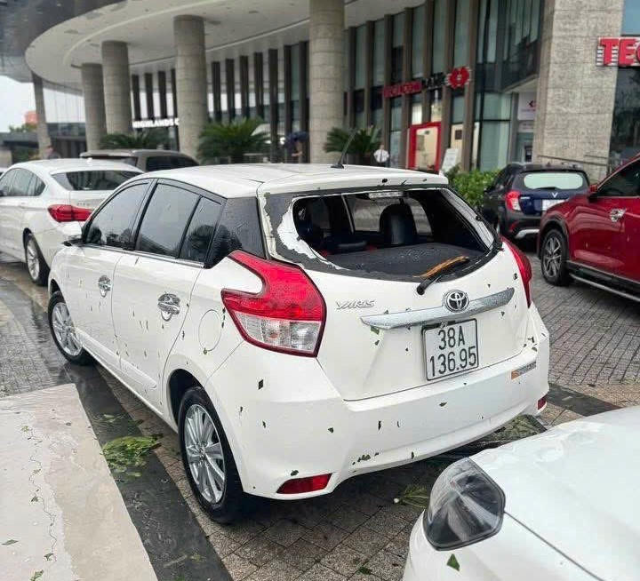 Xe bị hư hỏng do các vật cứng sau bão đập vào. Ảnh: CTV