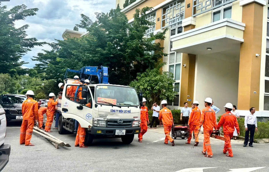 Hơn 200 công nhân, kỹ sư EVNCPC lên đường hỗ trợ Công ty Điện lực Hà Tĩnh khắc phục bão số 5. 