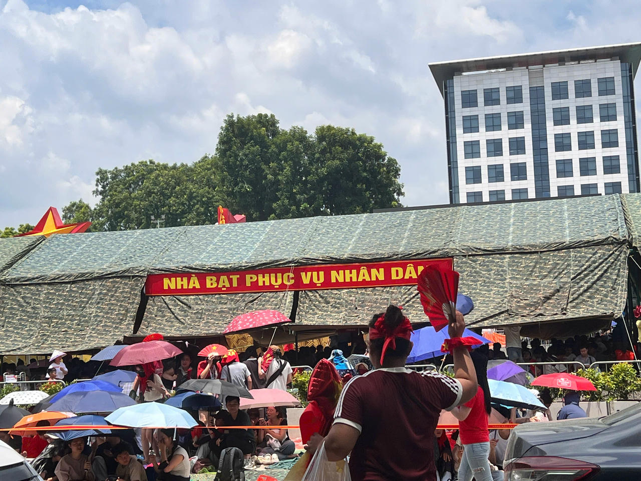 Hà Nội lắp dựng 10 nhà bạt dã chiến phục vụ nhân dân xem diễu binh, diễu hành