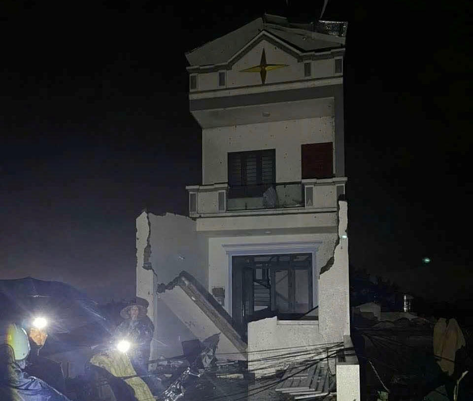 Một nhà dân bị dông, lốc làm đổ tường. (Ảnh: CANB)