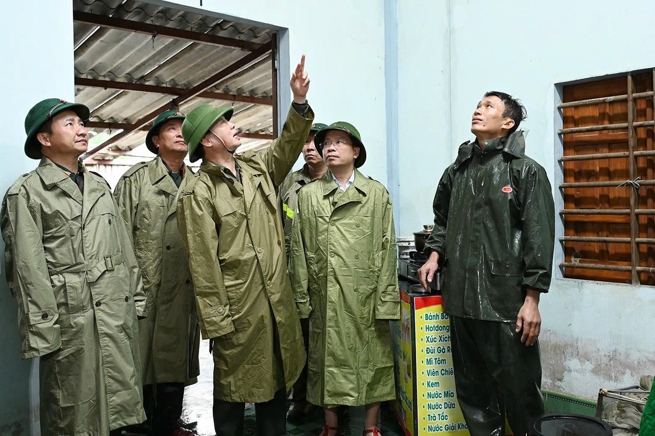 Phó Thủ tướng Chính phủ Trần Hồng Hà đến thăm hỏi gia đình anh Nguyễn Quang Tứ nhà bị tốc mái nặng ở xã Lộc Hà. Ảnh: CTV