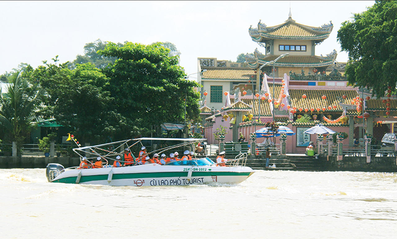 Khách du lịch bằng đường sông dừng chân tham quan chùa Ông ở Cù lao Phố