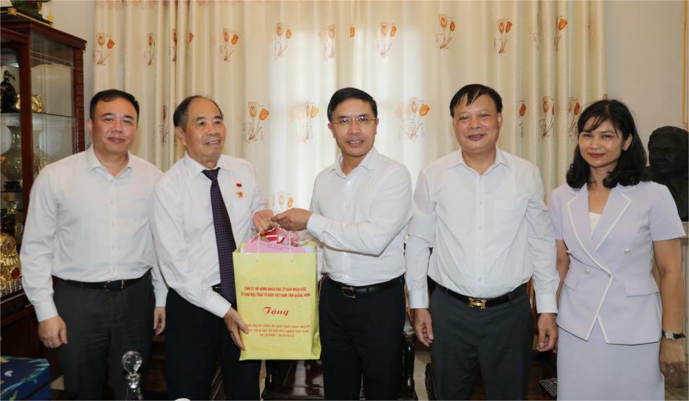 Chủ tịch UBND tỉnh Quảng Ninh Phạm Đức Ấn thăm hỏi, tặng quà Anh hùng lao động Phạm Minh Thảo, nguyên Giám đốc Công ty CP Than Núi Béo.