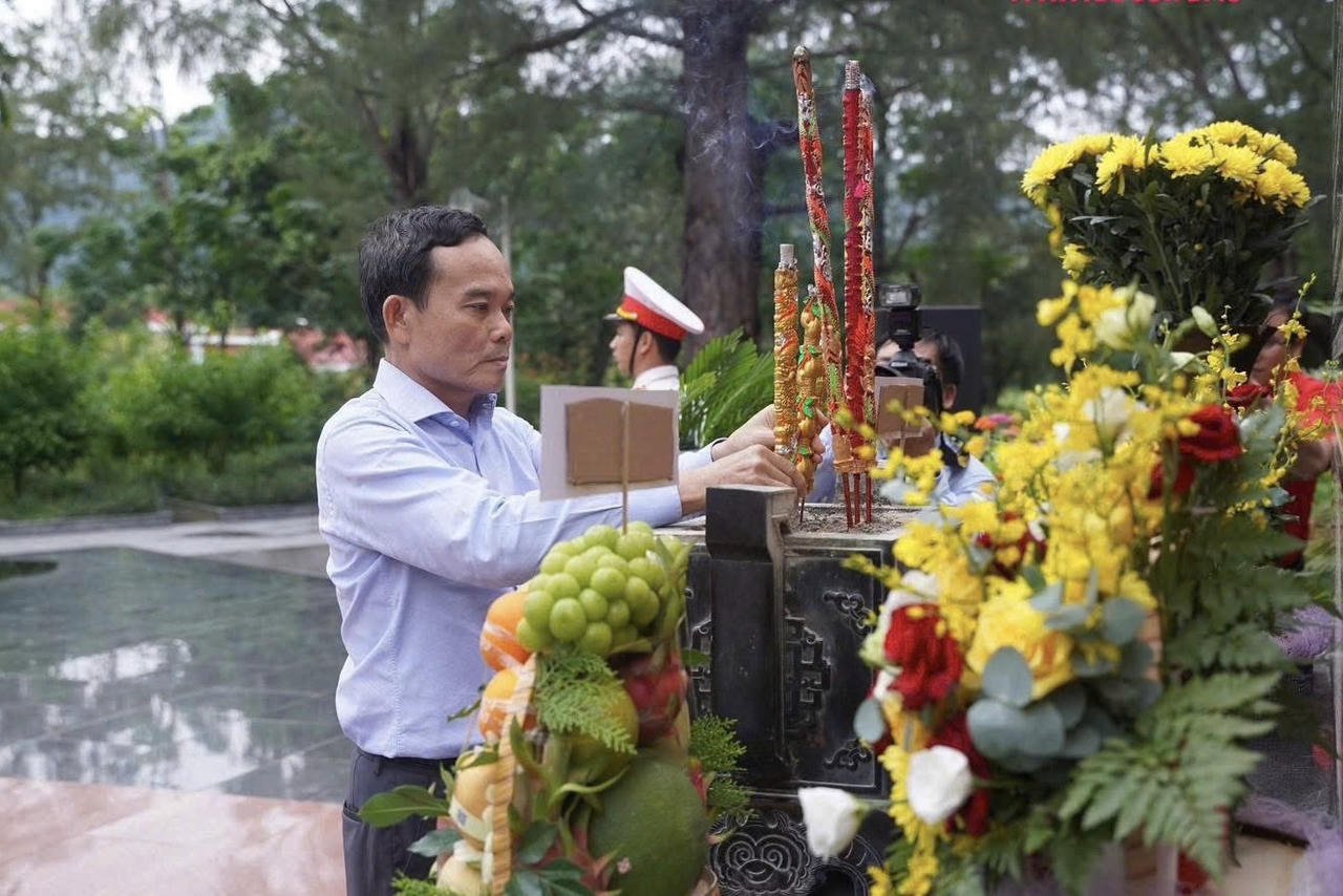 Bí thư Thành ủy TP. HCM dâng hương, tưởng các Anh hùng liệt sĩ, chiến sĩ cách mạng, đồng bào yêu nước đã hy sinh trên mảnh đất Côn Đảo.