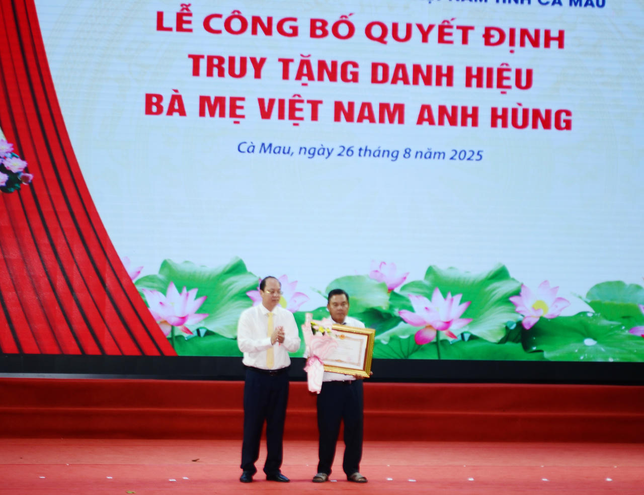 Ông Nguyễn Hồ Hải – Bí thư Tỉnh ủy Cà Mau, thừa ủy quyền của Chủ tịch Nước, trao Bằng truy tặng danh hiệu Bà mẹ Việt Nam Anh hùng cho đại diện gia đình mẹ Đồng Thị Mười.