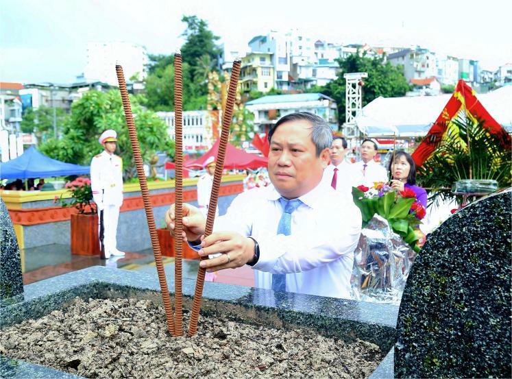 Ông Vũ Đại Thắng, Ủy viên Trung ương Đảng, Bí thư Tỉnh ủy Quảng Ninh, Trưởng Đoàn ĐBQH tỉnh làm Trưởng đoàn, đã đặt vòng hoa, dâng hương tại Đài tưởng niệm các Anh hùng liệt sĩ.