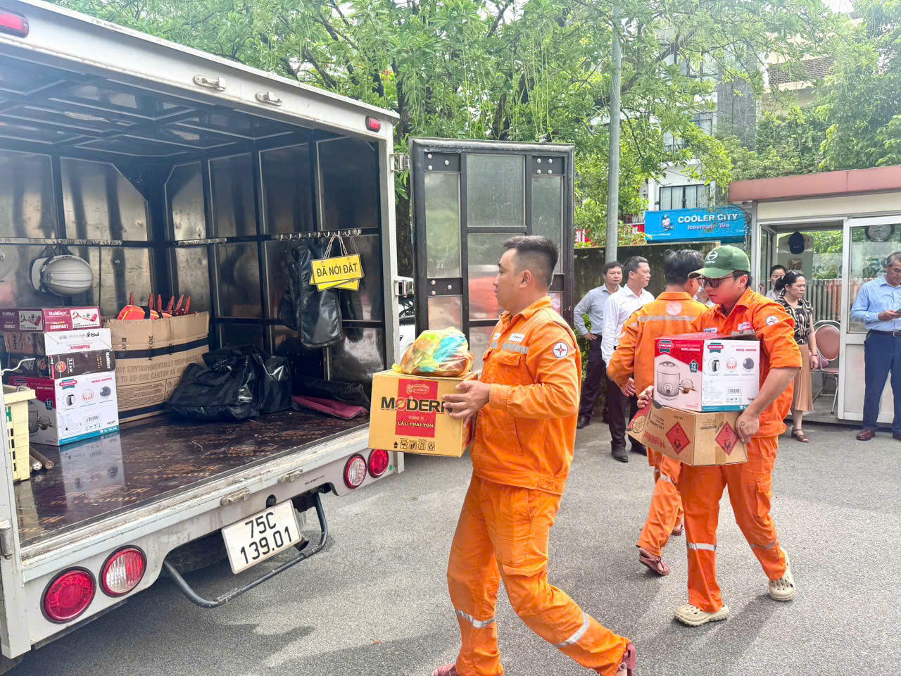 Đội xung kích gồm 50 CBCN của công ty Điện lực Huế đã xuất phát ra Hà Tĩnh.