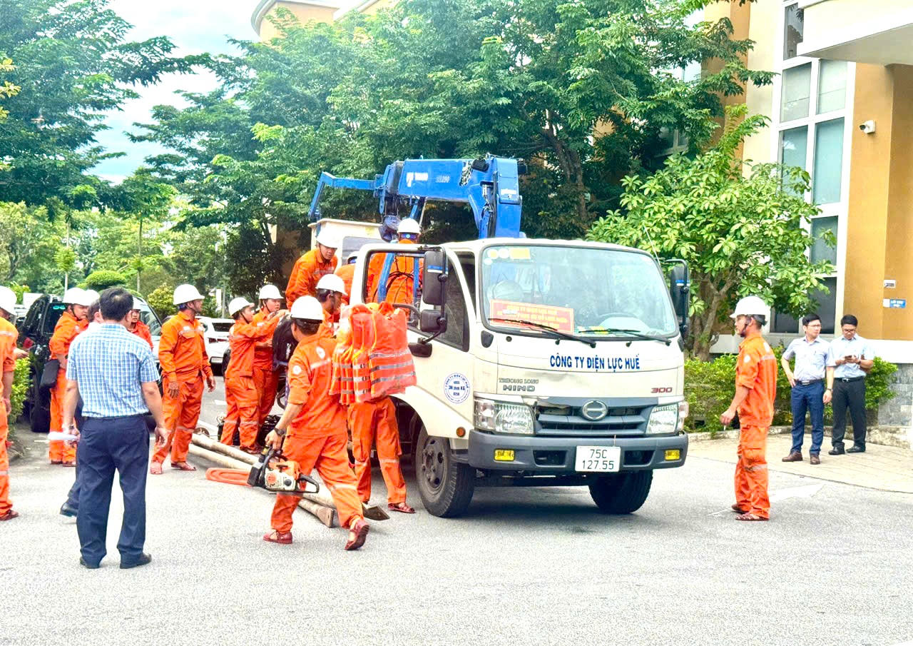 Các cán bộ, công nhân viên Điện lực Huế chuẩn bị xe và các trang thiết bị, công cụ lên đường hỗ trợ tỉnh Hà Tĩnh khắc phục sự cố lưới điện do bão số 5 gây ra.