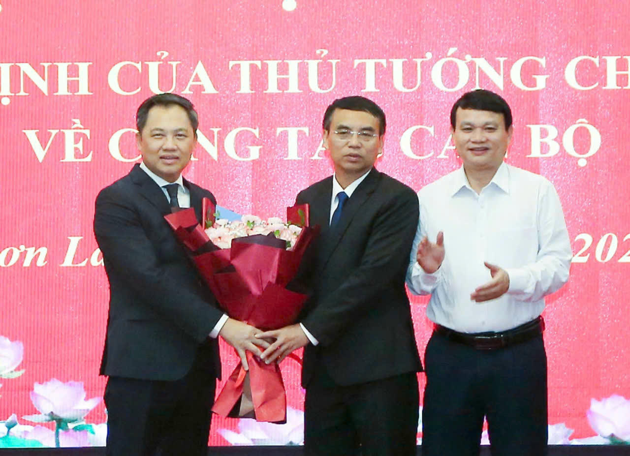 Lãnh đạo UBND tỉnh Sơn La tặng hoa chúc mừng tân Phó Chủ tịch UBND tỉnh. (Ảnh: CTV)