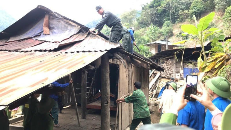 Công an tỉnh Lai Châu giúp dân xoá nhà tạm, nhà dột nát. Ảnh: Báo Nhân Dân.
