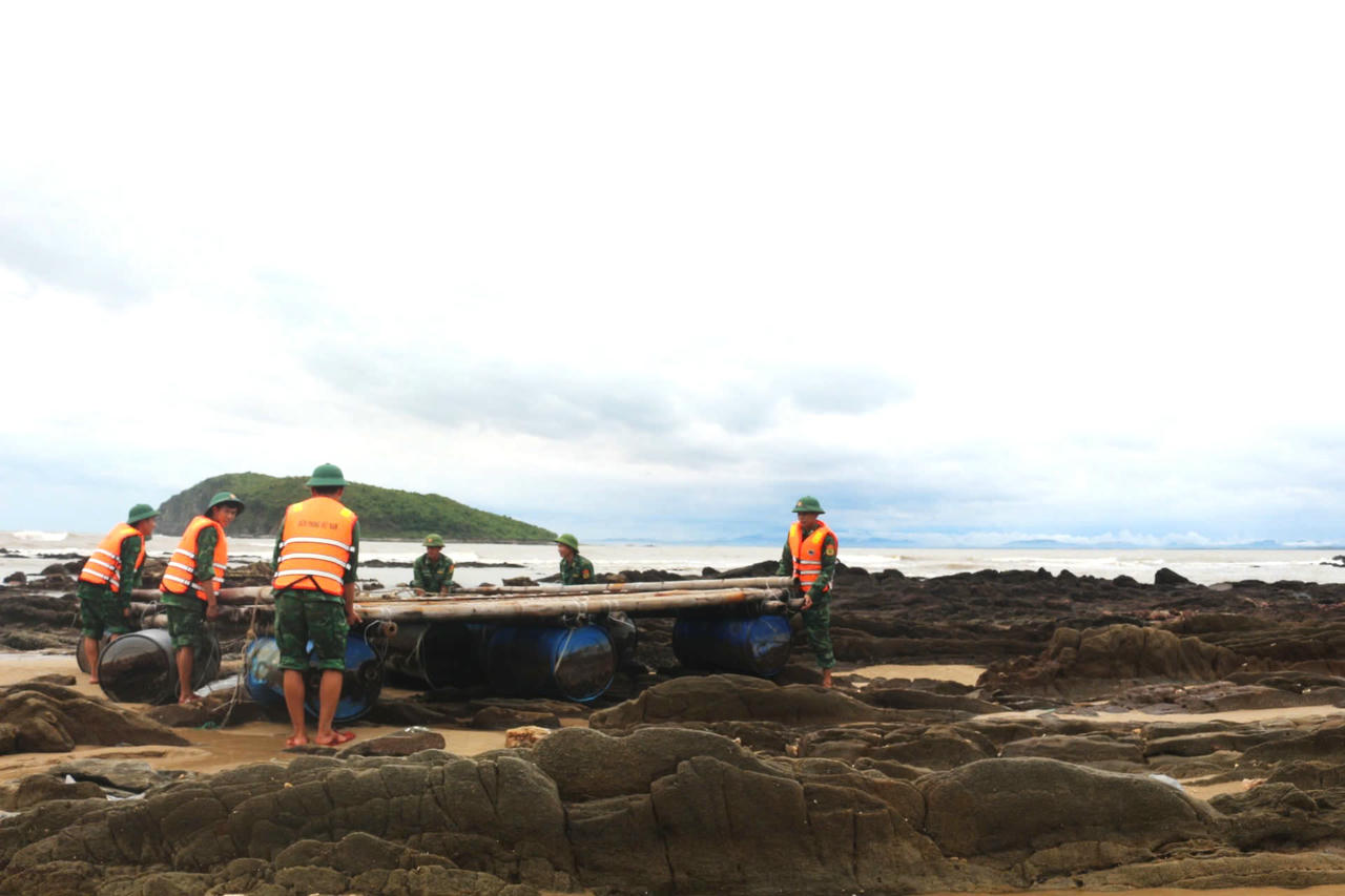 Chùm ảnh: Lồng bè cá tan hoang trên ghềnh đá sau bão số 5, cảnh tượng xót xa ở Quảng Trị