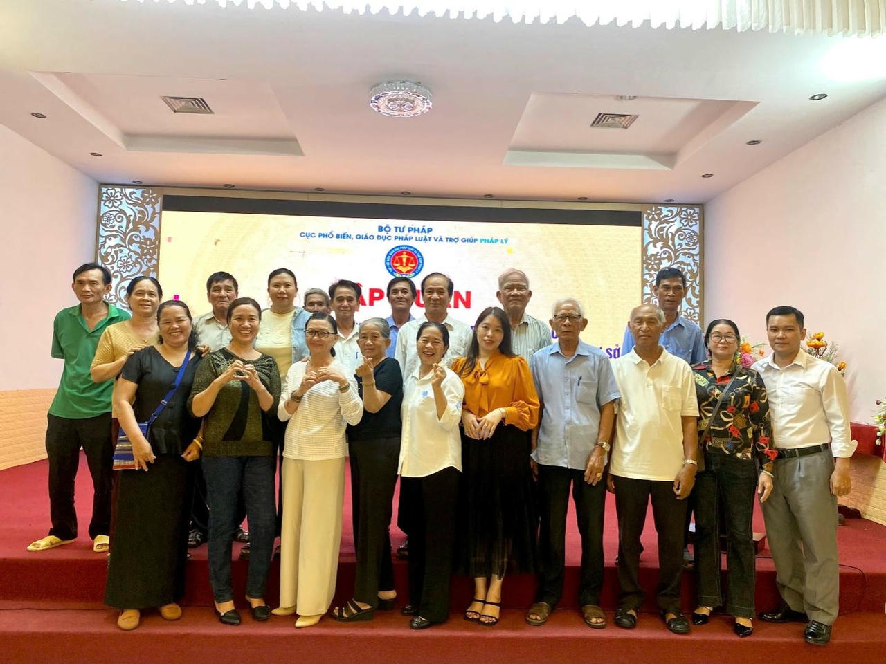 Một số đại biểu tham dự chụp ảnh cùng Ban tổ chức