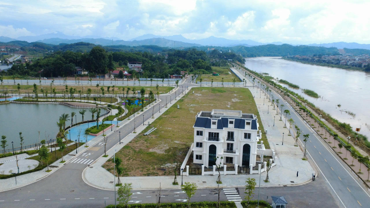 Biệt thự hướng sông duy nhất đã hoàn thành của dự án Yên Bái Riverside có giá dao động từ 14 - 16 tỷ đồng/căn. Ảnh: Nhật Nguyên