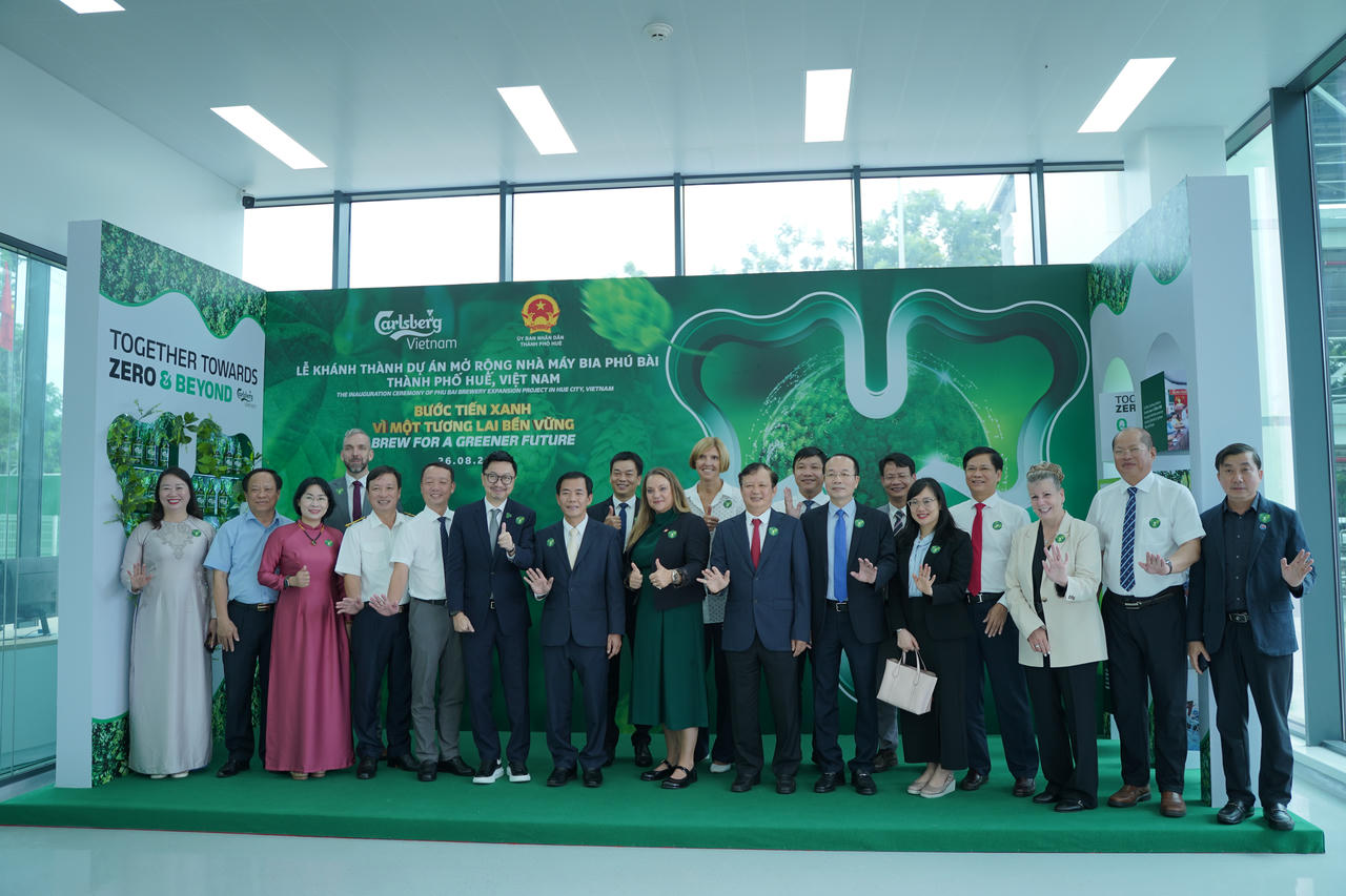 Lãnh đạo Carlsberg Việt Nam và TP Huế tại lễ khánh thành nhà máy bia Phú Bài mở rộng.